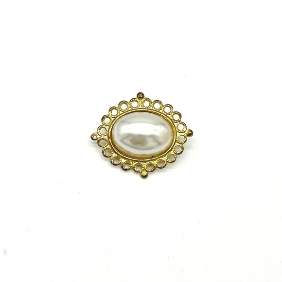 Vintage Faux Pearl Brooch Gold Tone Oval‎ Pin Costume Jewelry - Picture 1 of 3